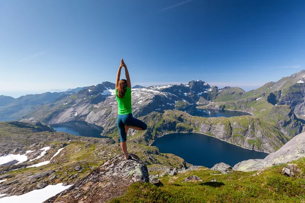 Γυναίκα παίρνει το υπόλοιπο στην κορυφή του βουνού στη Νορβηγία — Φωτογραφία Αρχείου
