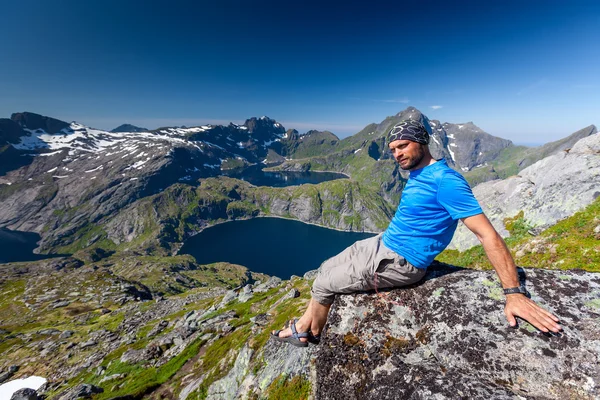 Homem descansa no topo da montanha na Noruega — Fotografia de Stock