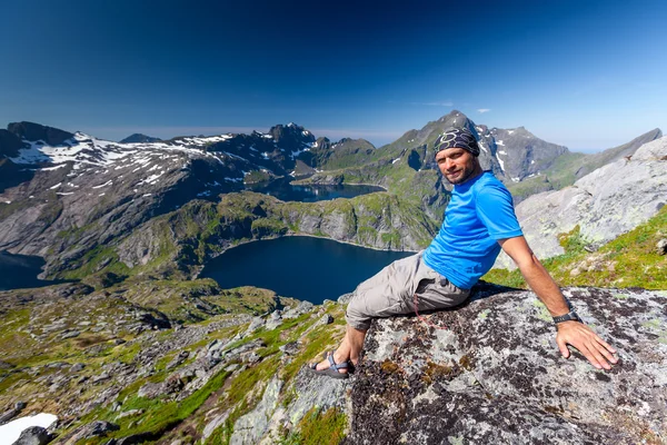 El hombre descansa en la cima de la montaña en Noruega — Foto de Stock