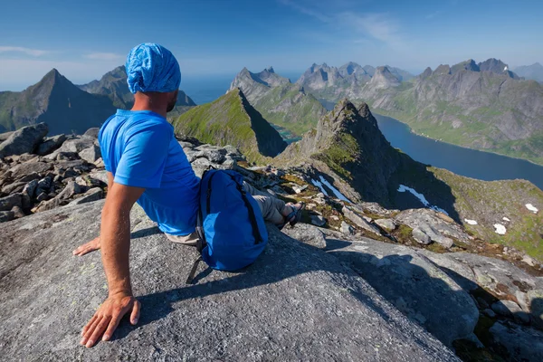 El hombre descansa en la cima de la montaña en Noruega —  Fotos de Stock