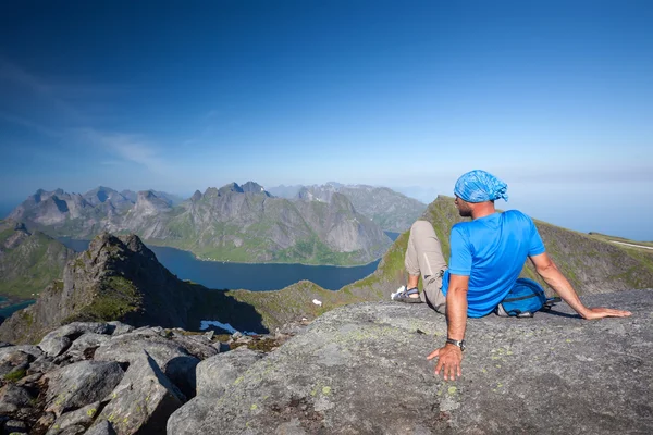 El hombre descansa en la cima de la montaña en Noruega — Foto de Stock