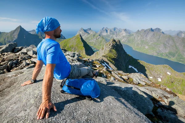 Homem descansa no topo da montanha na Noruega — Fotografia de Stock