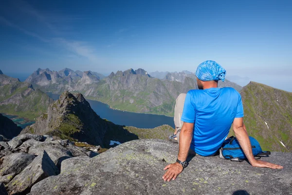 Homem descansa no topo da montanha na Noruega — Fotografia de Stock