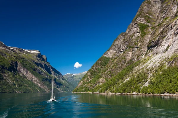 Viaggiare lungo il fiordo Geiranger in Norvegia — Foto Stock