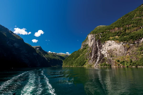 Podróż wzdłuż Geiranger fiord w Norwegii — Zdjęcie stockowe