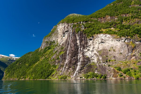 Viaggiare lungo il fiordo Geiranger in Norvegia — Foto Stock