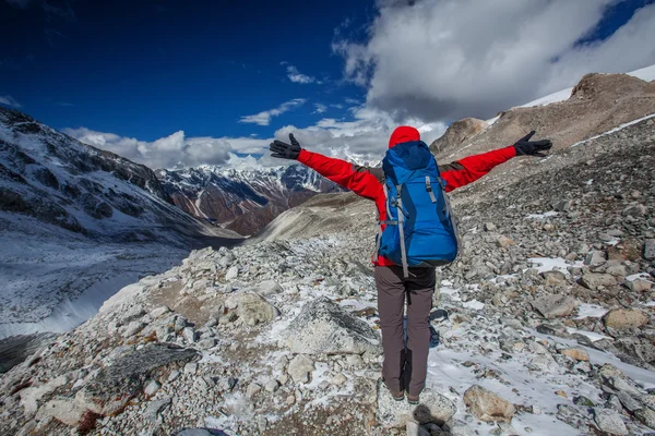 Turista na trek v Himálaji, Manaslu regionu, Nepál — Stock fotografie