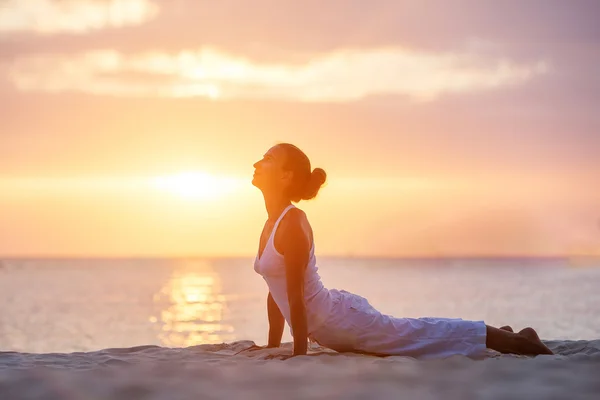 Donna caucasica che pratica yoga in riva al mare — Foto Stock