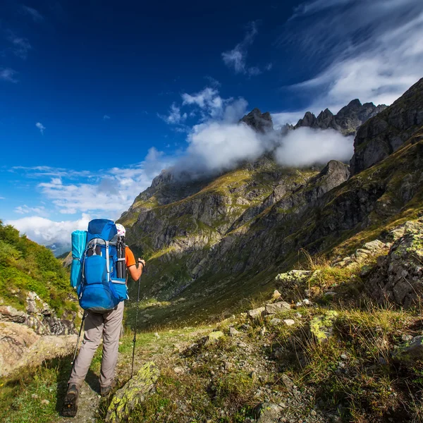 Man med ryggsäck vandring i Kaukasus berg i Georgien — Stockfoto