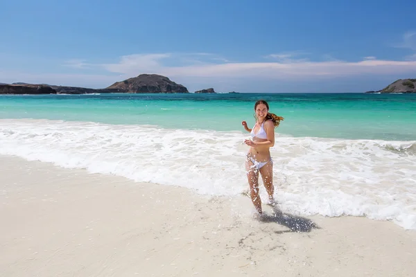 Mujer caucásica descansa en la hermosa orilla del mar —  Fotos de Stock