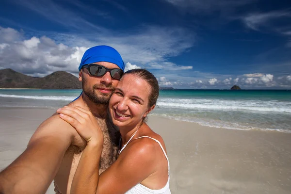 Mannen och kvinnan ha kul på stranden av ö i Indiska oceanen — Stockfoto