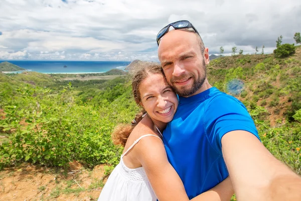 Homem e mulher se divertem na praia da ilha no oceano Índico — Fotografia de Stock