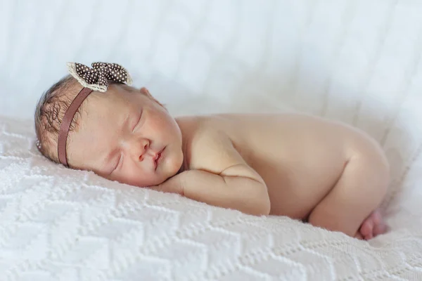 Kaukaski nowo narodzonego dziecka podczas snu zbliżenie — Zdjęcie stockowe
