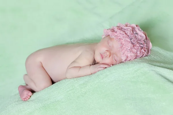 Bebé recién nacido caucásico mientras duerme primer plano — Foto de Stock