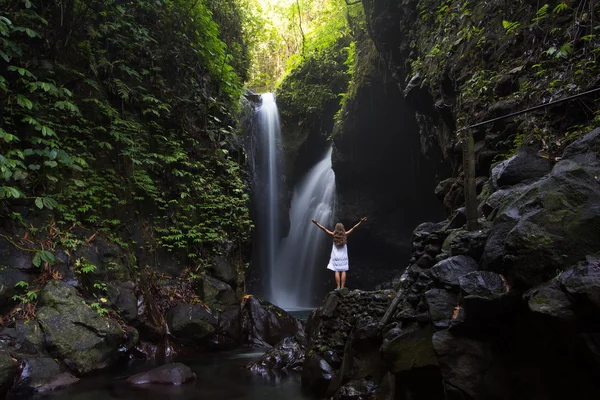 Donna che medita facendo yoga tra le cascate — Foto Stock