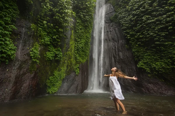 Donna che medita facendo yoga tra le cascate — Foto Stock