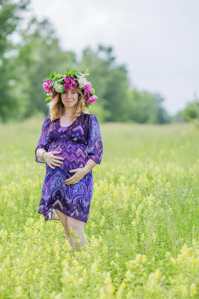 Pregnant lovely woman in sunny summer day — Stock Photo, Image