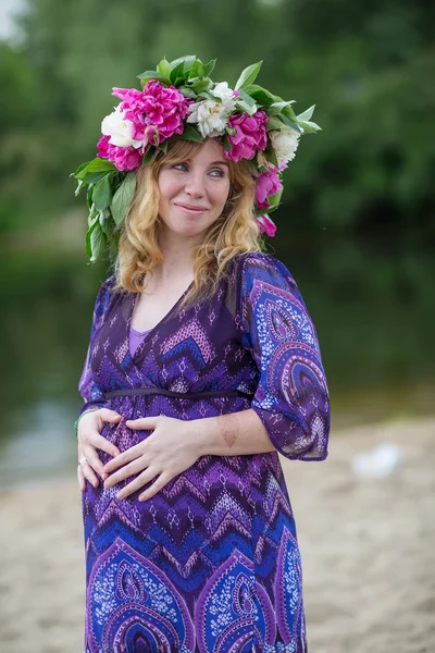 Pregnant lovely woman in sunny summer day — Stock Photo, Image