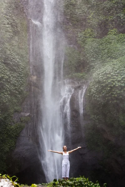 女性瞑想ヨガ滝の間 — ストック写真
