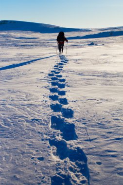 Uzun yürüyüşe çıkan kimse kış dağlarda vardır