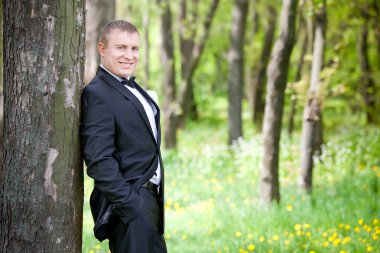 bir parkın bir düğün gününde damat