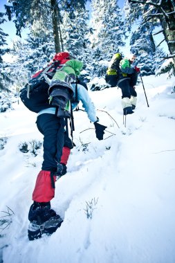 Kış dağlarında yürüyüş yapan