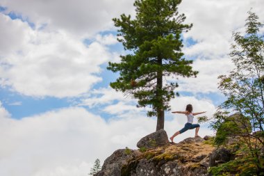 Genç kadın pratik yoga yüksek dağlarda
