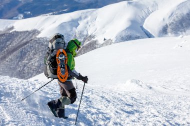 Kış Karpat dağlarında yürüyüş uzun yürüyüşe çıkan kimse
