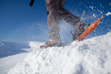 Kış Karpat Dağları'snowshoeing kadın 