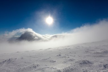 Doğal kış manzara Karpat Dağları'nda