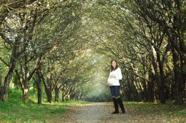 Hamile kadın kameraya poz