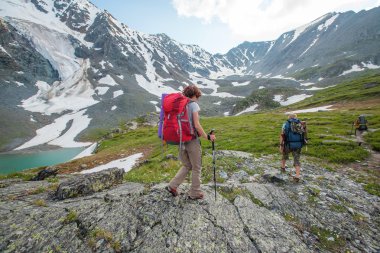 Uzun yürüyüşe çıkan kimse Altay Dağları, Rusya Federasyonu