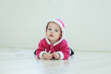 Beyaz Studio Santa takım oyunlarında küçük çocuk