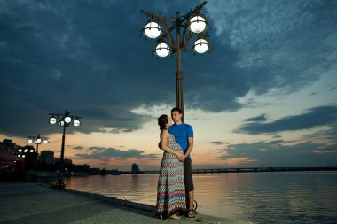  Hamile çift Park'ta poz