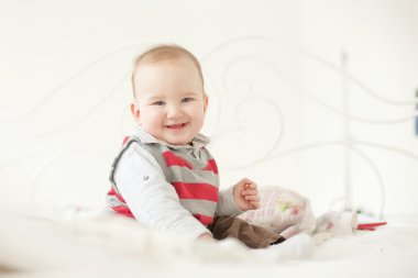 Küçük çocuk beyaz studio çalış