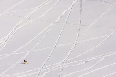Kayakçı eğlence Georgia yüksek kış dağlarda vardır.