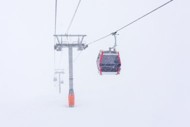 Kayakçı ve snowboard Gudauri kar, asansörde çare ben