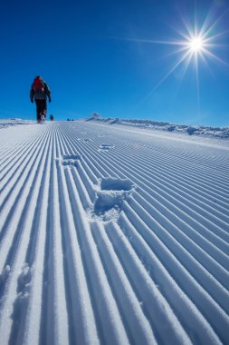 Kayakçı kamera yüksek mountaing Gudauri Resort poz