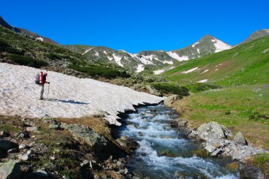 Kafkas Dağları'nda uzun yürüyüşe çıkan kimse