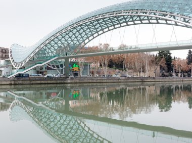 Tiflis, Gürcistan'daki Mtkvari Nehri üzerinde yaya köprüsü