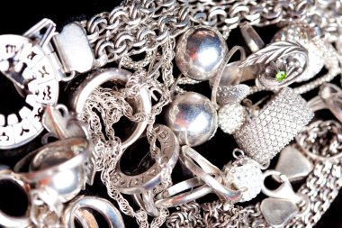 Siyah arka plan üzerine gümüş jewlery