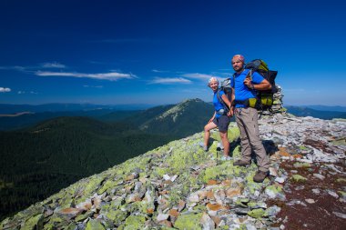 Çift dinlenme dağın tepesinde alır.