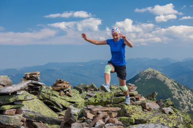 Kadın atlet dağlar taşlar üstünden atlayarak
