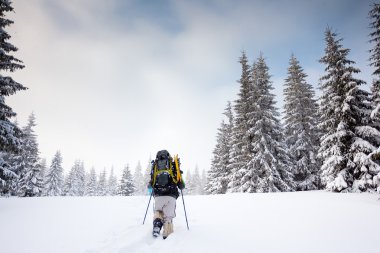 Dağlarda uzun yürüyüşe çıkan kimse kış