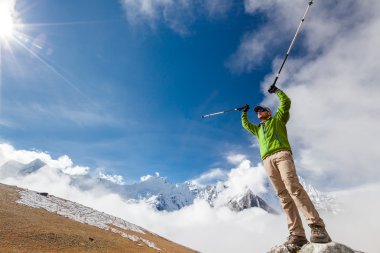 Himalayalar, Nepal Trek kamera poz uzun yürüyüşe çıkan kimse