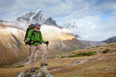 Himalayalar, Nepal Trek kamera poz uzun yürüyüşe çıkan kimse