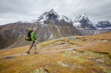 Uzun yürüyüşe çıkan kimse Trek Khumbu Vadisi, Nepal Himalayalar,