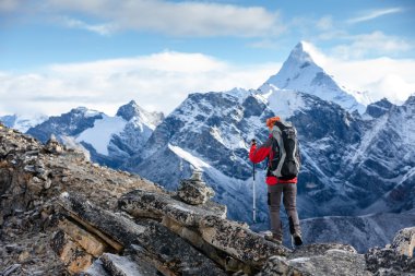 Himalayalar, Nepal Trek kamera poz uzun yürüyüşe çıkan kimse