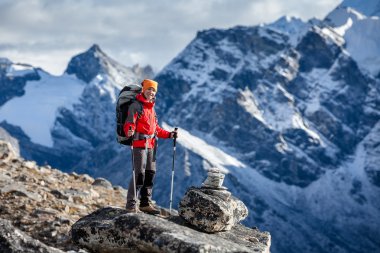 Himalayalar, Nepal Trek kamera poz uzun yürüyüşe çıkan kimse