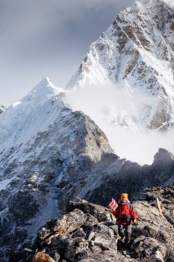 Himalayalar, Nepal Trek kamera poz uzun yürüyüşe çıkan kimse